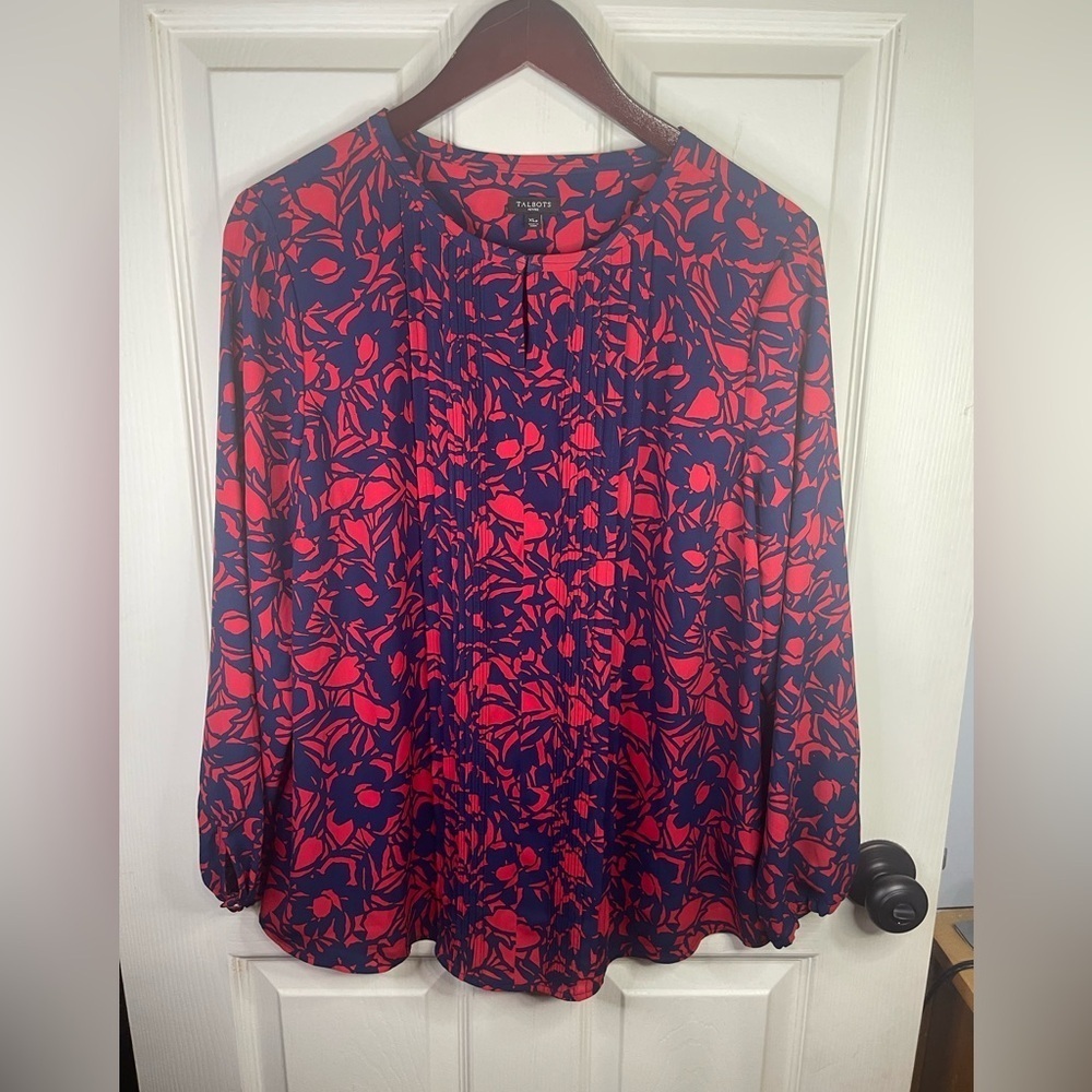 Talbots longβ sleeve pattern blouse.